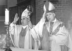 	Bp Andrzej Śliwiński oraz bp Józef Wysocki podczas pierwszej Mszy św. w katedrze św. Mikołaja 23 marca 1992 roku. 