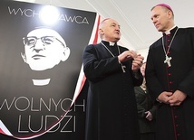 ▲	Wystawę poświęconą ks. Blachnickiemu otworzył w Sejmie kard. Kazimierz Nycz.