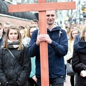 ▲	Ostatnim punktem pielgrzymki maturzystów była Droga Krzyżowa. 