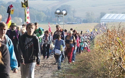 ◄	Ruch pielgrzymkowy od śmierci św. Jadwigi wcale nie słabnie. Na październikowe uroczystości jadwiżańskie do Trzebnicy przybywa kilkanaście tysięcy pątników. Większość przychodzi w ramach Pieszej Pielgrzymki Wrocławskiej.