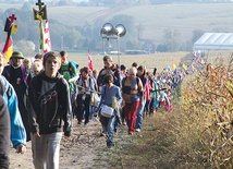 ◄	Ruch pielgrzymkowy od śmierci św. Jadwigi wcale nie słabnie. Na październikowe uroczystości jadwiżańskie do Trzebnicy przybywa kilkanaście tysięcy pątników. Większość przychodzi w ramach Pieszej Pielgrzymki Wrocławskiej.