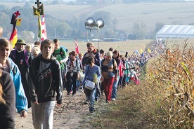 ◄	Ruch pielgrzymkowy od śmierci św. Jadwigi wcale nie słabnie. Na październikowe uroczystości jadwiżańskie do Trzebnicy przybywa kilkanaście tysięcy pątników. Większość przychodzi w ramach Pieszej Pielgrzymki Wrocławskiej.