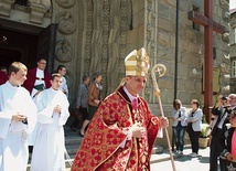Bp Roman Pindel przed bielską katedrą św. Mikołaja.