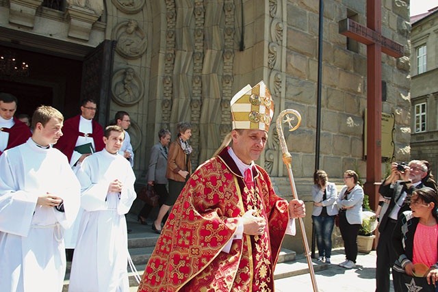 Bp Roman Pindel przed bielską katedrą św. Mikołaja.