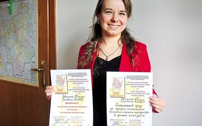 Ewelina Bachul z dyplomami potwierdzającymi jej sukces w Petersburgu.