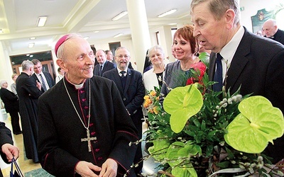 ▲	Po akademii z życzeniami do bp. Władysława przyszło wiele osób.