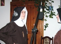 ▲	Modlitwą Anioł Pański na falach radia modlą się siostry klaryski kapucynki w rozmównicy swego klasztoru.