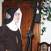 ▲	Modlitwą Anioł Pański na falach radia modlą się siostry klaryski kapucynki w rozmównicy swego klasztoru.