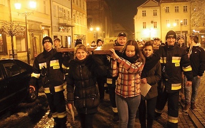 Wszystkie czuwania rozpoczną się o 17.00 i potrwają do 21.00. Na zdjęciu ubiegłoroczna peregrynacja znaków ŚDM w Kożuchowie.