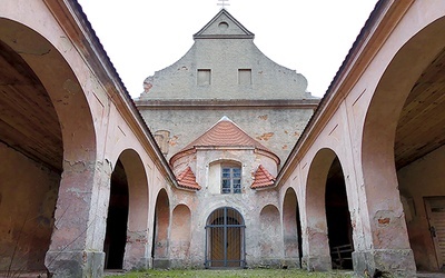 Wchodząc do kościoła św. Anny, możemy poczuć się jak  na klasztornym dziedzińcu.