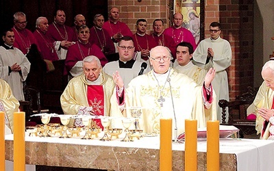 Arcybiskup sprawował Eucharystię w intencji życzliwych, którzy uczestniczyli w modlitwie, oraz wszystkich diecezjan.