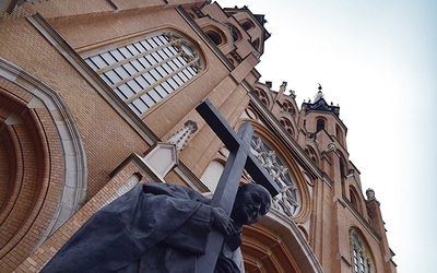 Przed katedrą stoi pomnik papieża Jana Pawła II, który bullą z 25 marca 1992 r. „Totus Tuus Poloniae populus” utworzył diecezję radomską.