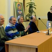 Gości z Lublina, Nysy i Warszawy oraz uczestników wita liderka Paulina Sołśnia.