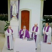 Bp Henryk Tomasik przewodniczył Mszy św. w Kaplicy Objawień w Fatimie