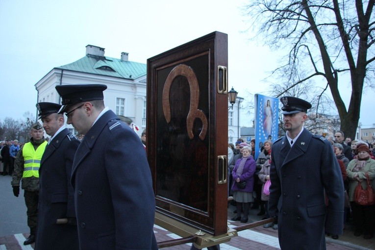 Powitanie ikony MB Częstochowskiej w parafii pw. św. Wawrzyńca w Sochaczewie