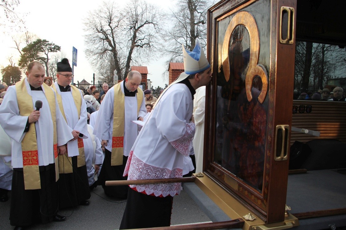 Powitanie ikony MB Częstochowskiej w parafii pw. św. Wawrzyńca w... -  lowicz.gosc.pl