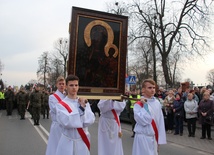 Obraz dźwigają na ramionach lektorzy. Tu za ikoną podążali żołnierze