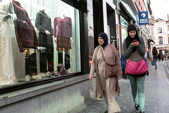 W centrum Molenbeek trudno znaleźć kobietę, która chodziłaby z odsłoniętą głową.