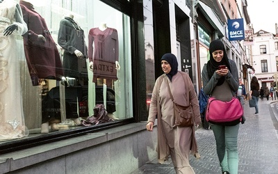 W centrum Molenbeek trudno znaleźć kobietę, która chodziłaby z odsłoniętą głową.