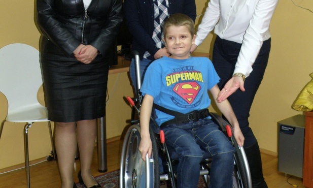 Przekazali dziecięcy wózek inwalidzki