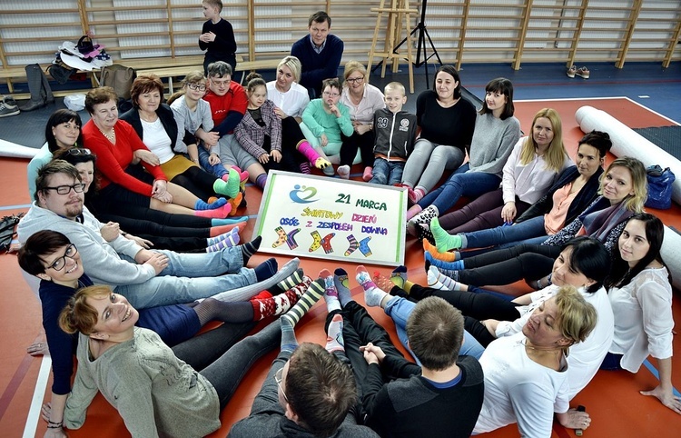 Uczestnicy spotkania integracyjnego w Specjalnym Ośrodku Szkolno-Wychowawczym w Płońsku założyli kolorowe skarpetki w geście solidarności