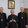 Pasterze Kościoła radomskiego. Od lewej: bp Adam Odzimek, ordynariusz bp Henryk Tomasik i bp Piotr Turzyński