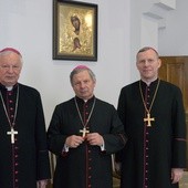Pasterze Kościoła radomskiego. Od lewej: bp Adam Odzimek, ordynariusz bp Henryk Tomasik i bp Piotr Turzyński