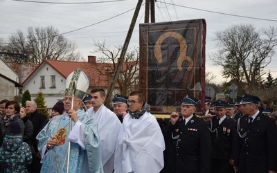 W procesji do świątyni ikonę nieśli strażacy