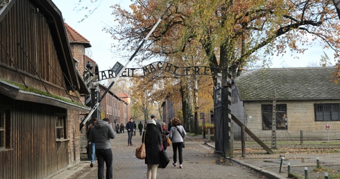 Do incydentu doszło przy głównej bramie obozu Auschwitz