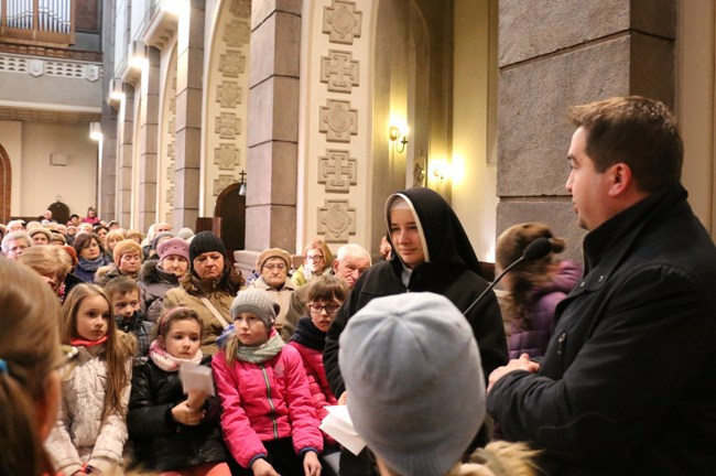 Całodoba adoracja w radomskiej parafii  św. Teresy