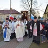 Procesja z obrazem zbliża się do świątyni. Przed ikoną bp Józef Zawitkowski i niosący ewangeliarz ks. Stanisław Pakieła