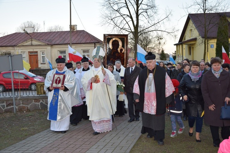 Procesja z obrazem zbliża się do świątyni. Przed ikoną bp Józef Zawitkowski i niosący ewangeliarz ks. Stanisław Pakieła