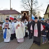 Procesja z obrazem zbliża się do świątyni. Przed ikoną bp Józef Zawitkowski i niosący ewangeliarz ks. Stanisław Pakieła