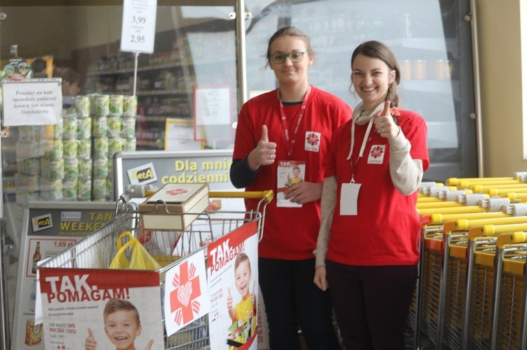 Barbara Placuch (z prawej) i wolontariuszka Maja Dzida podczas zbiórki Caritas w Czechowicach-Dziedzicach