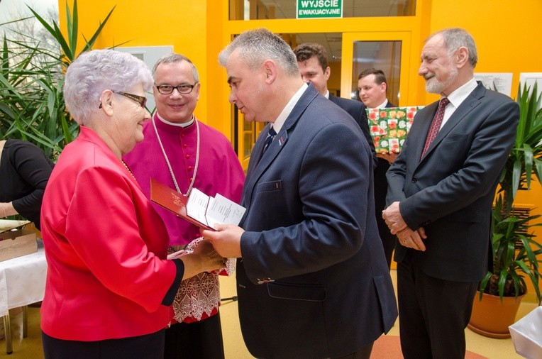 Mama ks. Węgrzyna przyjmuje medal prezydenta RP