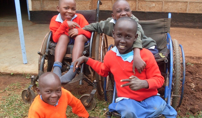 Dzięki pomocy wolontariuszy z Polski chłopcy ze Small Home mają wózki inwalidzkie