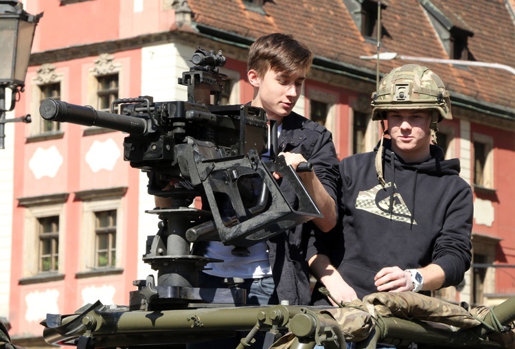 Żołnierze amerykańscy i brytyjscy we Wrocławiu - wojskowy piknik