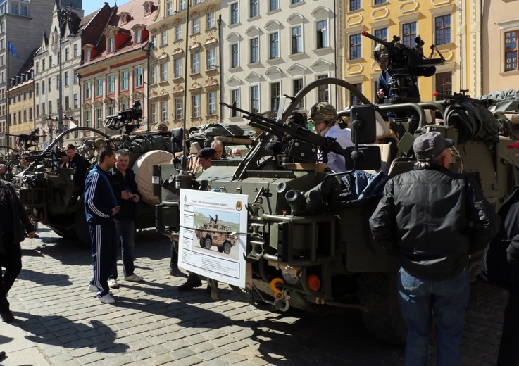 Żołnierze amerykańscy i brytyjscy we Wrocławiu - wojskowy piknik