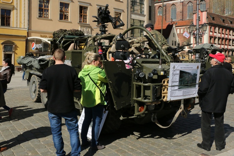 Żołnierze amerykańscy i brytyjscy we Wrocławiu - wojskowy piknik