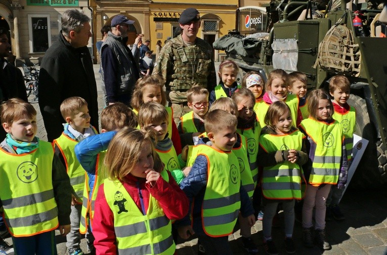 Żołnierze amerykańscy i brytyjscy we Wrocławiu - wojskowy piknik