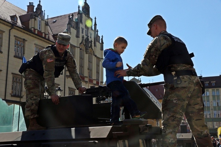 Żołnierze amerykańscy i brytyjscy we Wrocławiu - wojskowy piknik
