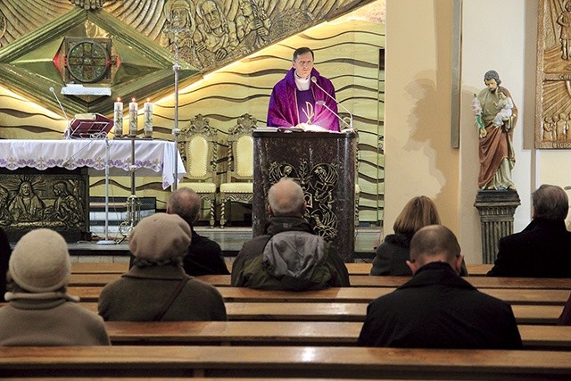 ▲	Eucharystii przewodniczył ks. Cichon.