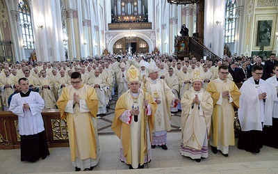 ▲	Rocznicowej Eucharystii przewodniczył abp Wacław Depo, pochodzący z diecezji radomskiej metropolita częstochowski.