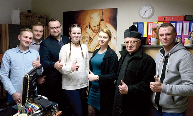 – Jest dobrze, a będzie lepiej – zapewniają liderzy Strefy JP2.  Od lewej: Emil Szyszka, Marek Staniek, Przemysław Duda, Maria Kloch, Sylwia Głogowska, ks. Adam Radzimirski i Damian Czyżewski.