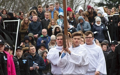 ▼	Rozważania Drogi Krzyżowej na wałach miały być dla młodych przestrogą, aby „życia nie zmarnować”.