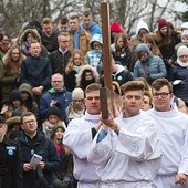 ▼	Rozważania Drogi Krzyżowej na wałach miały być dla młodych przestrogą, aby „życia nie zmarnować”.