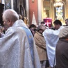 ▲	Każdego dnia liturgia w katedrze kończyła się modlitwą umocnienia w chorobie i nałożeniem rąk.