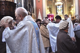 ▲	Każdego dnia liturgia w katedrze kończyła się modlitwą umocnienia w chorobie i nałożeniem rąk.