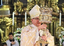 ▲	Na zakończenie Eucharystii biskup Jacek udzielił zebranym błogosławieństwa relikwiami patronki Śląska św. Jadwigi.