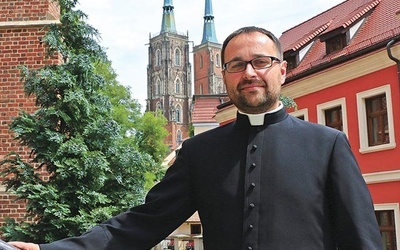 ▲	Ks. Rafał Cyfka pochodzi z archidiecezji wrocławskiej  i pracuje dla Stowarzyszenia Papieskiego „Pomoc Kościołowi w Potrzebie”.